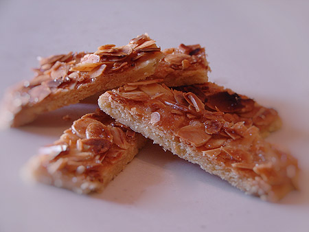 شیرینی خشک بادام و زردآلو